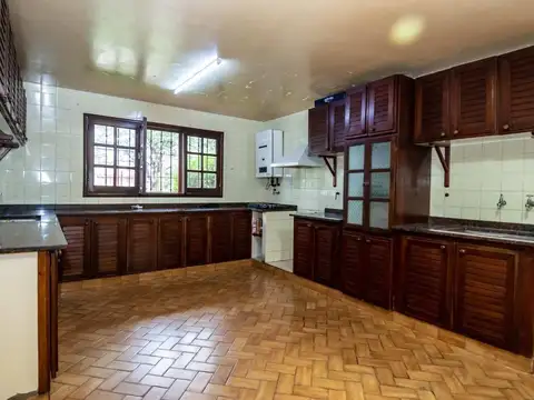 Casa 6 ambientes con 4 baños