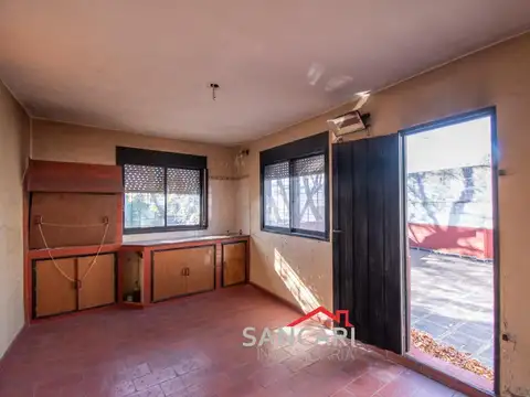 Casa 7 ambientes con 2 baños