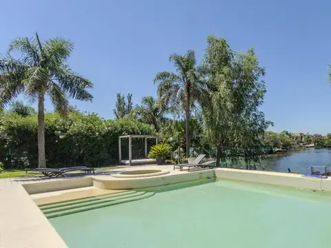 Av De Los Lagos 5800