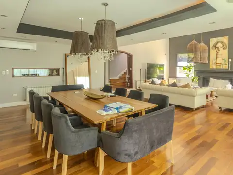 Casa 5 ambientes con 5 baños