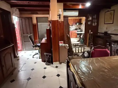 Ph al frente con de 4 ambientes, patio con parrilla.