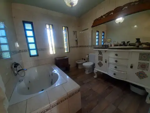 VENTA - INMEJORABLE CHALET - 5 AMBIENTES