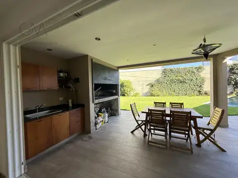 Casa en Alquiler con 2 cocheras