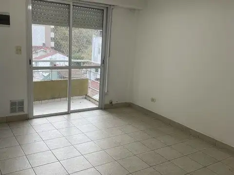 EXCELENTE DEPTO 2 AMB. FTE. CON BALCON - CASEROS