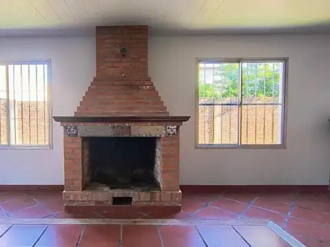 Hermosa Casa de 2 dormitorios. | Los Claveles al 2600