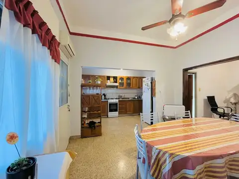 Casa 6 ambientes con 2 baños