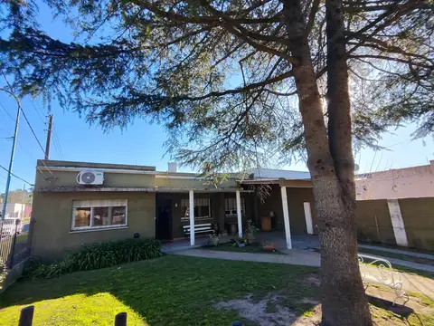 Casa con 2 Departamentos sobre Av Cabred Open Door