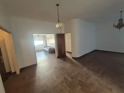 departamento semi piso con balcon y deo de servicios