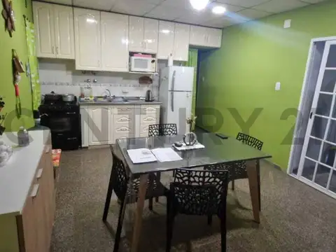 Casa 4 ambientes con 2 baños