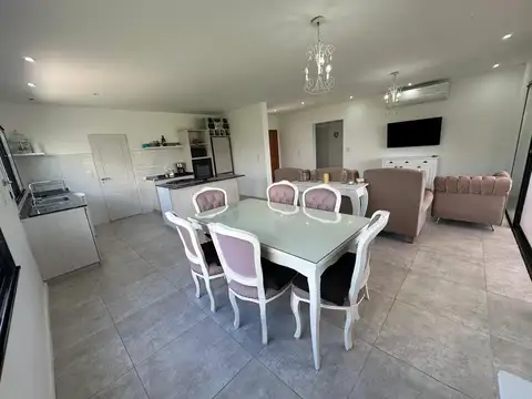 Casa en Venta con 3 cocheras