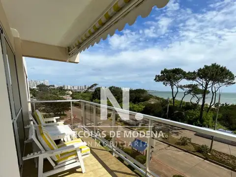 Vende apartamento en Mansa - Punta del Este de 3 dormitorios.