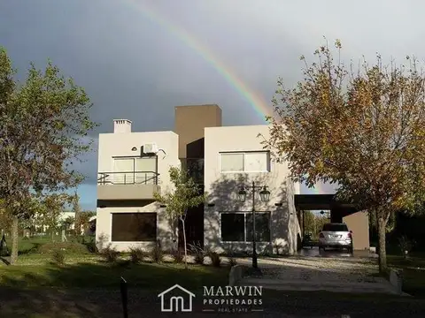 Casa en venta de 3 dormitorios c/ cochera en Haras del Sur