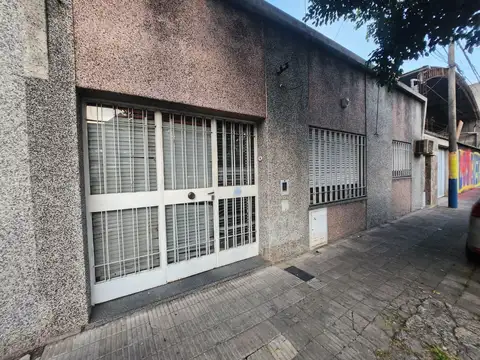 Casa 5 ambientes con 1 baño