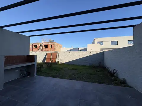 Casa 4 ambientes con 2 baños