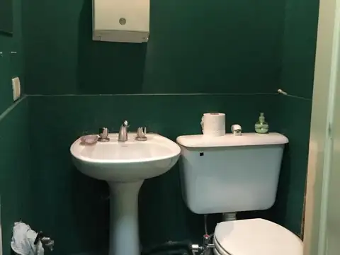 Venta Local comercial sobre avenida en San Isidro con cochera