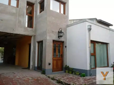 Casa en venta - 2 Dormitorios 2 Baños - Cocheras - 330Mts2 - Quequén