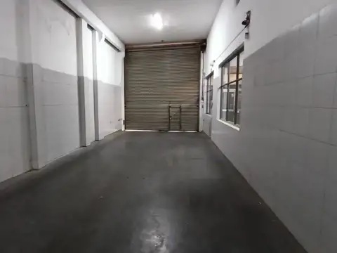 Galpòn 400m2 para Depòsito con Racks; tiene Local y Oficinas Varias