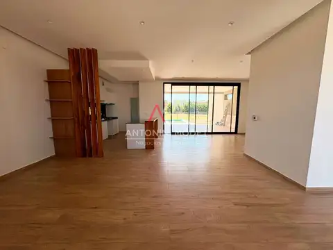 Casa 5 ambientes con 4 baños