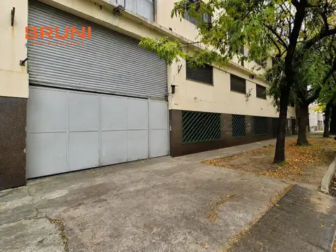 Pompeya | Galpón 2.225 m² | Montacargas | Venta / Alquiler