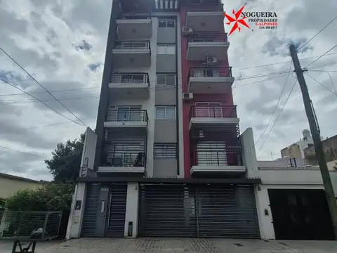 Monoambiente amplio con Balcón- Cerca de Caseros Centro.