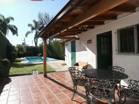 CASA VENTA CASEROS 5 AMBIENTES JARDIN PILETA