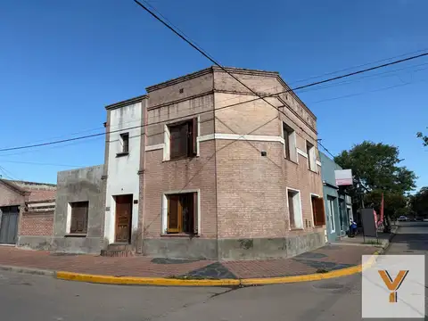 Casa en venta - 4 Dormitorios 2 Baños - 170Mts2 - Lobos