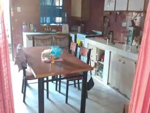 vendo 2 casas sobre lote de 10 x 30 a U$S 65000 en buen estado con entrada para 3 autos