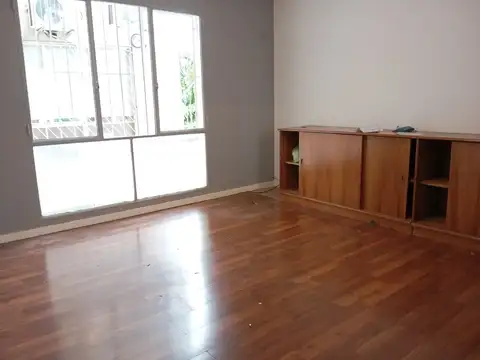 Oficina. A metros de rentas.  1 c/ de Est Mitre. 2 c/ del centro comercial de Olivos.