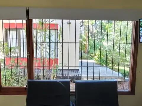 Casa en  dos plantas con amplio espacio verde