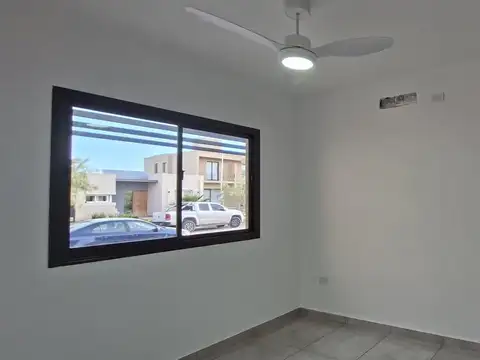 Casa en Alquiler con 2 cocheras