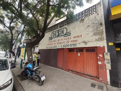 Casa a reciclar c/ terraza y garaje. Constitución.