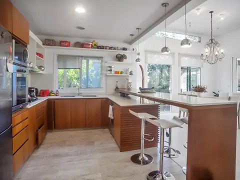 Casa 5 ambientes con 4 baños