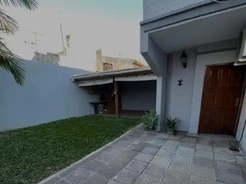 CASA DE 5 AMBIENTES CON COCHERA DOBLE