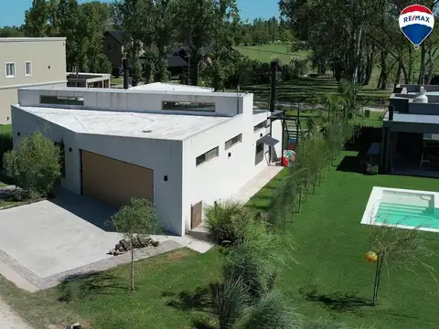 Casa en Venta con 2 cocheras