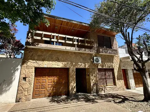 Excelente casa de 3 ambientes con cochera y jardín en Munro