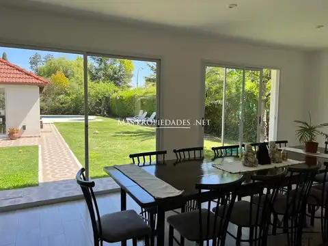 Casa 5 ambientes con 4 baños