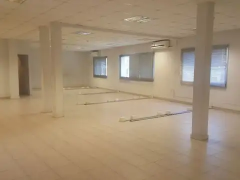 EXCELENTE EDIFICIO DE OFICINAS DE 5 PISOS CON ESTACIONAMIENTO - RECICLADO A NUEVO 