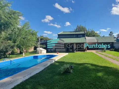 Casaquinta en Barrio La Unión en Ezeiza sobre lote de 950 m2, con 3 dormitorios más playroom y pisci