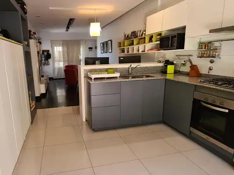 Impecable casa 3 ambientes reciclada a nuevo en Olivos.