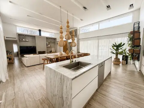 Casa en Venta con 4 cocheras