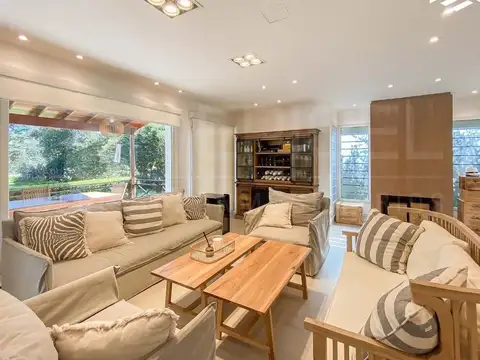 Casa en Venta con 2 cocheras