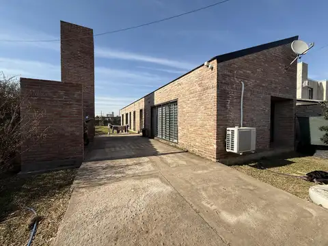 VENTA - CASA DOS DORMITRIOS CON JARDÍN Y COCHERA - ACEQUIAS DEL AIRE, ROLDAN