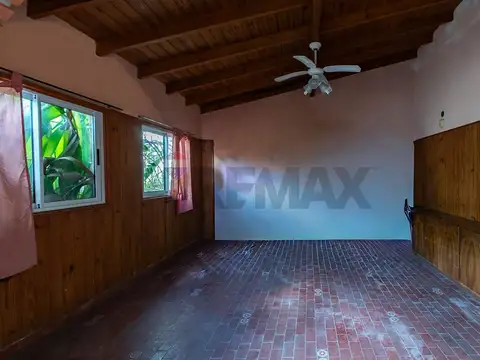 Casa 8 ambientes con 2 baños