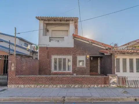 VENTA CASA 4 AMB. CON DEPENDENCIA. VILLA SARMIENTO.