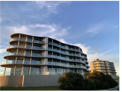 Departamento Venta Pinamar 4 ambientes Dos balcones aterrazados. Salida al mar.