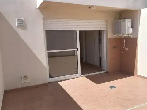 Monoambiente en alquiler con patio  Departamento 1 ambiente en Parque Chas