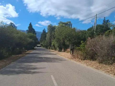 LOTE ESQUINA SOBRE ASFALTO EN PIEDRA BLANCA ABAJO U$D 30.000
