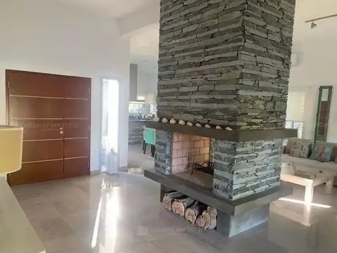 Casa 4 ambientes con 2 baños