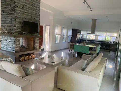 Casa en Alquiler Temporal con 2 cocheras