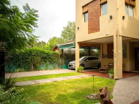 Casa en Venta con 2 cocheras